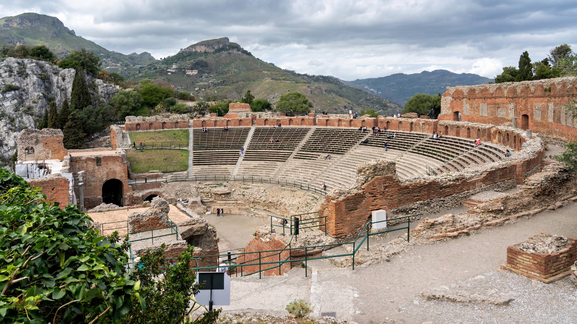 Teatro Antico di Taormina oder auch Teatro Greco. Es ist das zweitgrößte seiner Art auf Sizilien. Es stammt aus dem 2. Jahrhundert v. Chr. und wurde über ein griechisches Theater aus dem 3. Jahrhundert  v. Chr. erbaut.